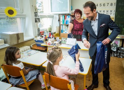 Primátor Tomáš Macura přišel za dětmi nejenom s přáním, ale také s drobnými dárečky. Snímky: J. Zerzoň, J. Urban