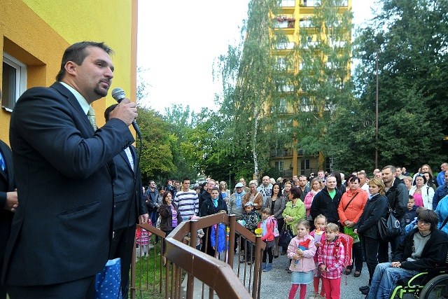 Náměstek primátora Martin Štěpánek vítá děti v nové školním roce.