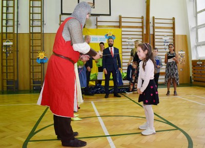 Rytíř pasuje prvňáčky Základní školy Březinova na žáky této školy. Primátor Tomáš Macura je poté potěšil drobnými dárky. Foto: René Stejskal 