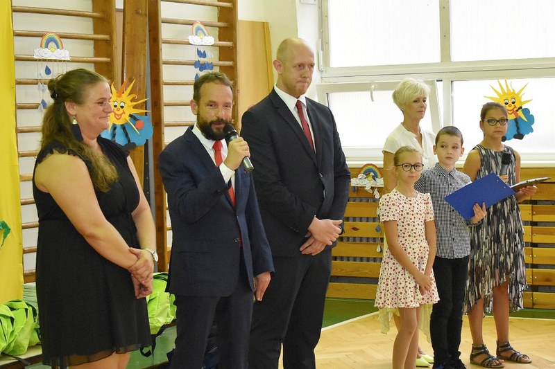 Primátor Tomáš Macura pozdravil prvnáčky a popřál, ať se jim ve škole líbí.  Primátor Tomáš Macura pozdravil prvnáčky a popřál, ať se jim ve škole líbí.