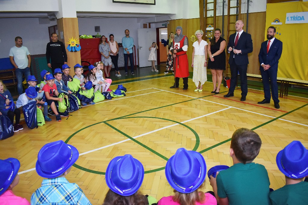 Slavnostní chvilka pro nové žáky i pro jejich rodiče. 
