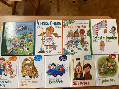 Publikace, pořízené do knihovny ZŠ a MŠ Krestova. Foto: MMO