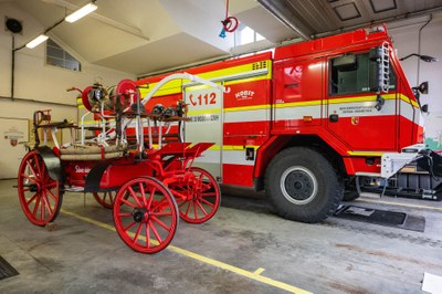 Zbrusu nové vozidlo krásnopolských hasičů vedle stříkačky jejich předchůdců z 19. století. Foto: Lukáš Kaboň