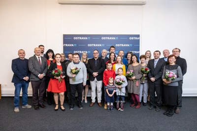 Dobrovolníci roku 2023 se zástupci vedení statutárního města Ostravy. Foto: Jiří Zerzoň