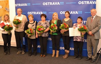Ocenění dobrovolníci. Zleva: I. Sivková, J. Ručka, B. Maluchová, P. Vávrová, H. Kunovská, M. Žabenská a Z. Glogarová. Vpravo náměstek primátora Z. Pražák.  Foto: L. Vidlička