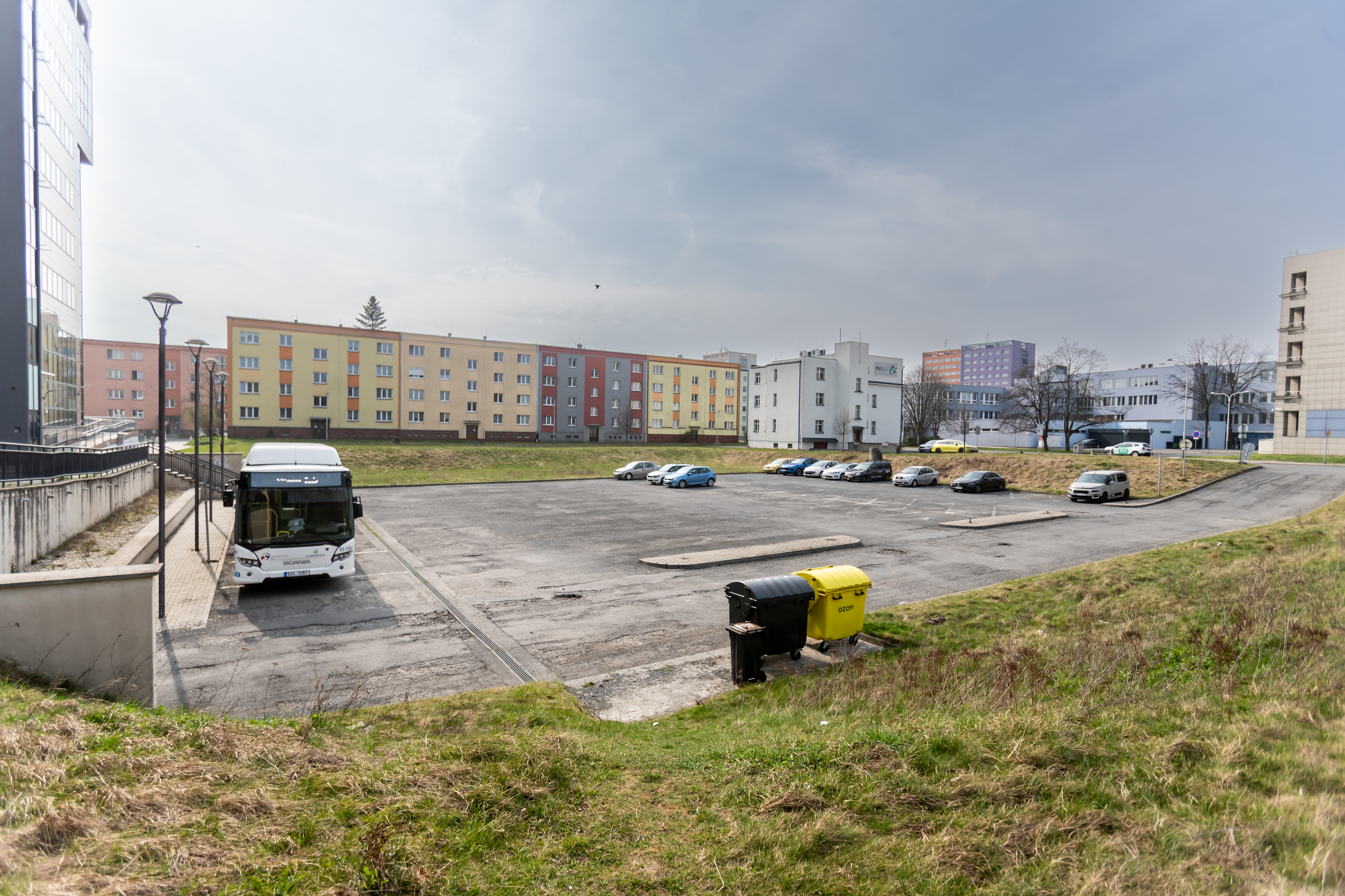 Parkovací plocha u Krajského úřadu se mění ve staveniště. Foto: Vladimír Pryček
