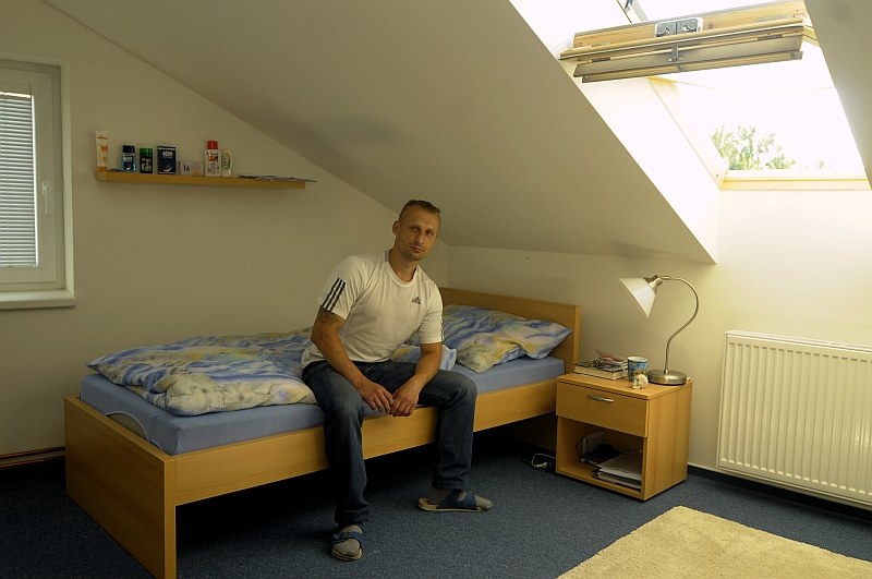 Klient Doléčovacího centra v jednom z pokojů