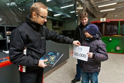 Na snímku Jakub Švrček (vlevo) s jubilejním návštěvníkem desetiletým Matějem Muroňem. 