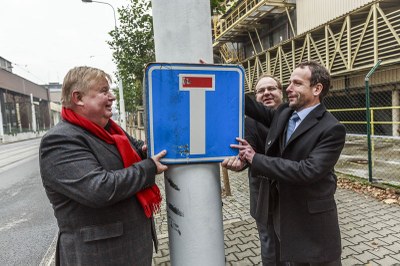 Tomáš Macura (zprava), Miroslav Novák a Jan Světlík symbolicky otevírají Prodlouženou Ruskou ulici. Foto: archiv Hochtief