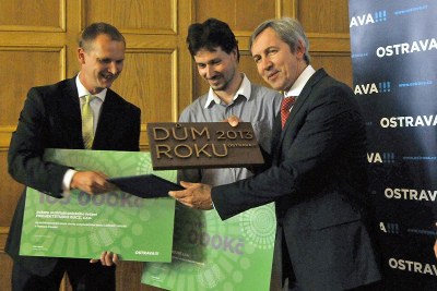 Náměstek primátora J. Hrabina (vpravo) předává cenu za dům roku. Foto: J. Urban
