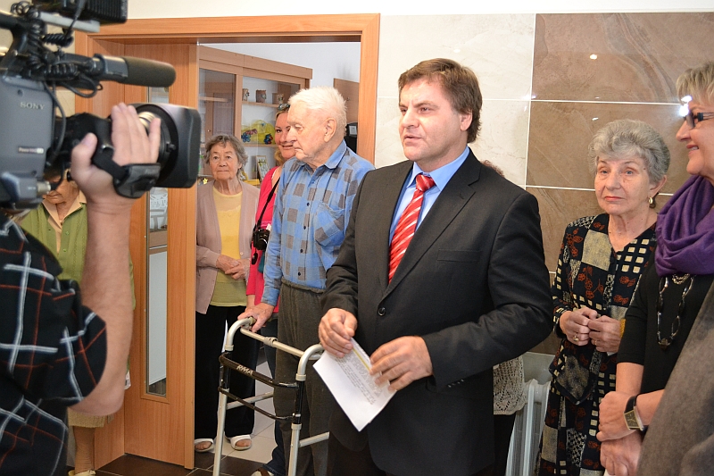 Projev ředitele J. Chomiče si poslechli i klienti