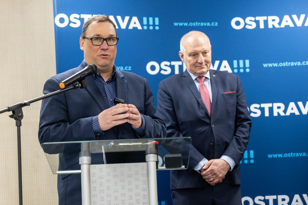 Ostravský primátor Jan Dohnal a jeho náměstek Zbyněk Pražák na tiskové konferenci k rekonstrukci Domova Korýtko. Foto: Jiří Zerzoň Ostravský primátor Jan Dohnal a jeho náměstek Zbyněk Pražák na tiskové konferenci k rekonstrukci Domova Korýtko. Foto: Jiří Zerzoň