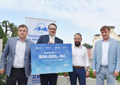 Slavnostní předání symbolického šeku. Zleva: generální ředitel OVAK Vojtěch Janoušek, ředitel Domova pro seniory Iris Michal Mariánek, primátor Ostravy a předseda představenstva OVAK Tomáš Macura a generální ředitel pro vodárenství SUEZ Petr Konečný.     