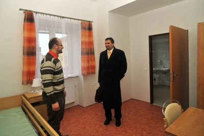 Na snímku náměstek Martin Štěpánek (vpravo) hovoří v jednom z připravených pokojů s ředitelem zařízení Janem Vincencem. FOTO: Jiří Urban