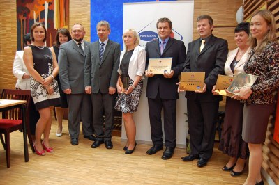 Foto: Z rukou ministra práce a sociálních věcí Jaromíra Drábka převzali certifikáty kvality ředitelé domovů pro seniory Kamenec a Slunečnice Juraj Chomič (čtvrtý zprava) a Radek Baran (třetí zprava).