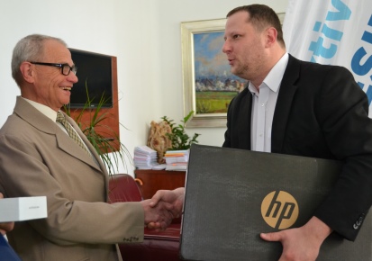 Hlavní cenu si od náměstka Tomáše Suchardy přebírá Jiří Kubza (vlevo).