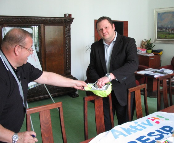 Náměstek primátora Tomáš Sucharda při losování.