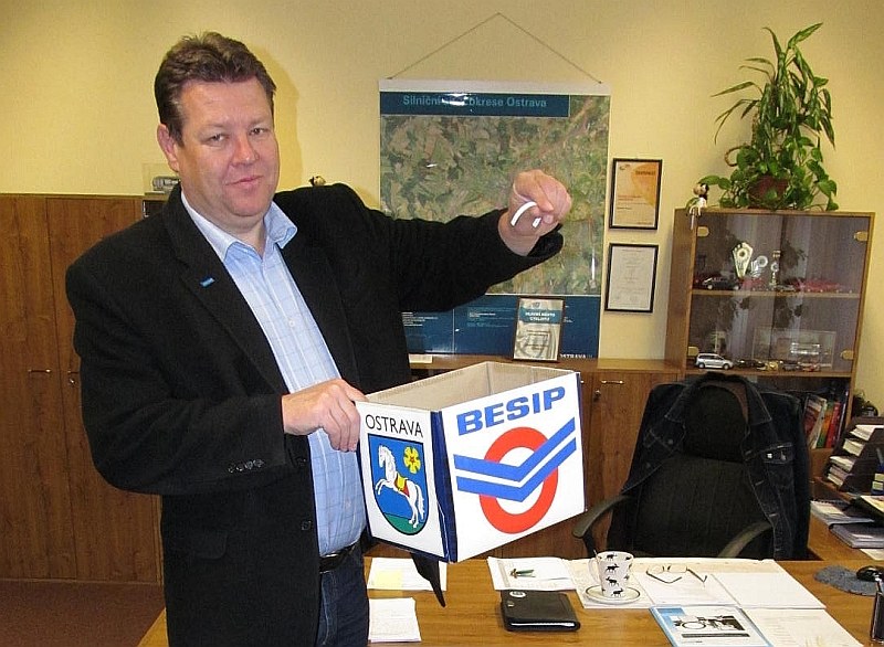 Výherce vylosoval vedoucí odboru dopravy B. Glumbík