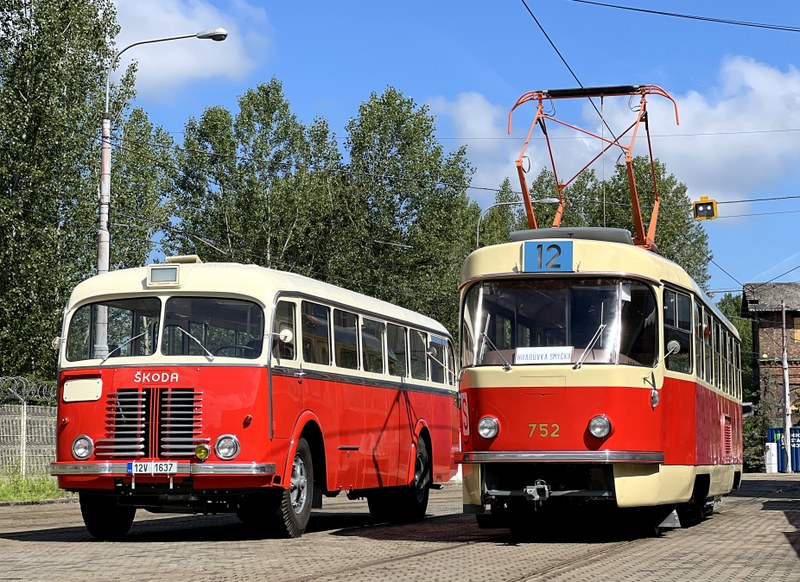Legendární autobus Škoda 706 a neméně slavná tramvaj Tatra T3 RO. Foto: DPO