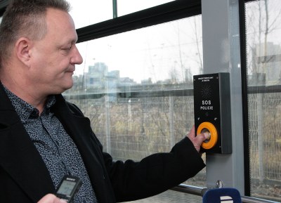 Novinka v prostředcích městské hromadné dopravy. Funkci SOS tlačítka prezentuje vedoucí vnitřní kontroly DPO Radim Pilch. Foto: B. Krzyžanek