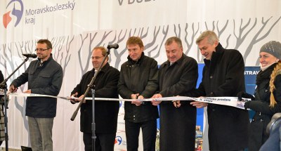 Slavnostní otevření Svinovských mostů obstarali zástupci kraje, města, stavbařů a dalších insititucí. Foto: L. Vidlička 