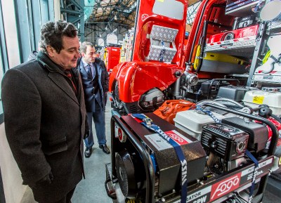 Převzetí nového dopravního automobilu pro hasiče se zúčastnil i starobělský starosta Mojmír Krejčíček. V pozadí velitel starobělské jednotky SDH Petr Blahut.  Foto: J. Zerzoň