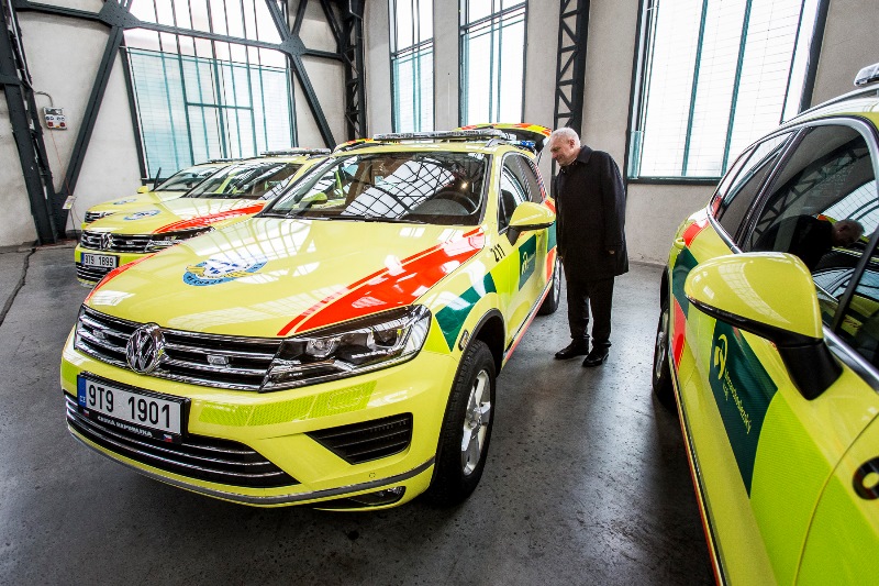 Náměstek primátora Zbyněk Pražák si prohlíží nové sanitní vozy.