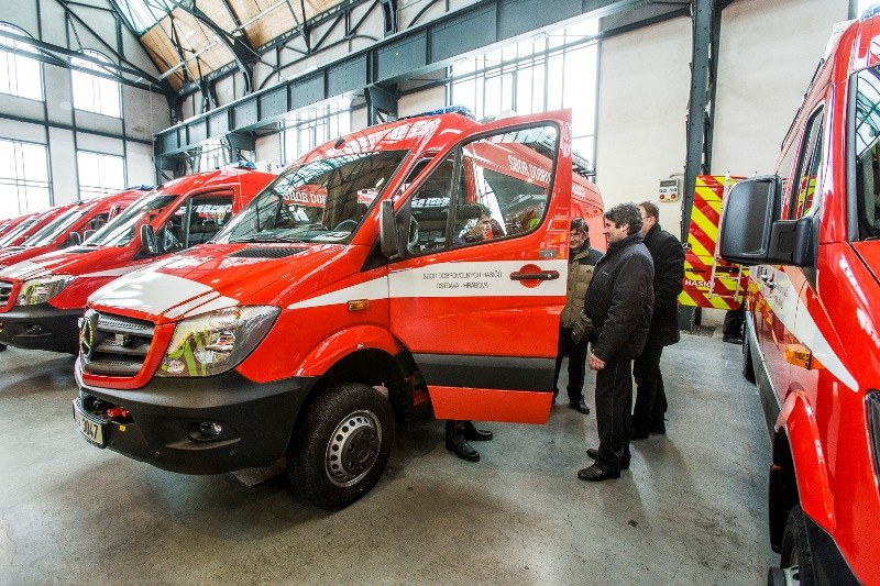 Svůj nový dopravní vůz převzali také dobrovolní hasiči z Hrabové.