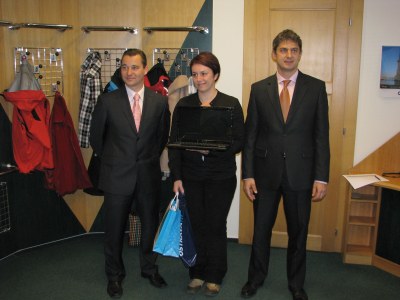 FOTO: Hlavní cenu předal ředitel DPO R.Kadlučka a náměstek A. Boháč