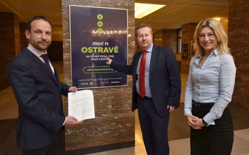 Primátor Tomáš Macura s rozhodnutím o poskytnutí dotace. Vpravo náměstkyně Kateřina Šebestová. Ministr Richard Brabec (uprostřed) ocenil zaměření výstavy Zdravě po Ostravě, která je k vidění ve foyer Nové radnice. Foto: Lukáš Kaboň
