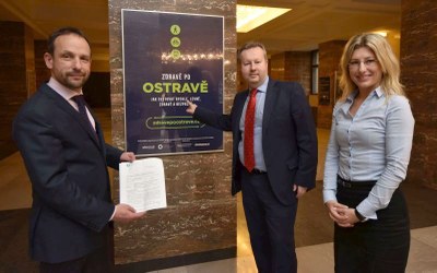 Primátor Tomáš Macura s rozhodnutím o poskytnutí dotace. Vpravo náměstkyně Kateřina Šebestová. Ministr Richard Brabec (uprostřed) ocenil zaměření výstavy Zdravě po Ostravě, která je k vidění ve foyer Nové radnice. Foto: Lukáš Kaboň