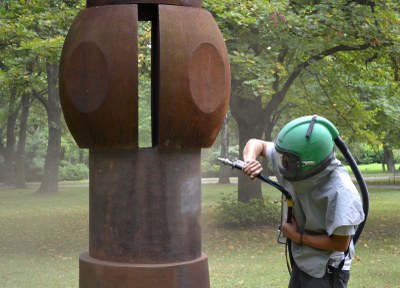 Díky dotaci mohly být očištěny a opraveny sochy z uměleckých sympozií z 60. let minulého století, které jsou v sadu Milady Horákové. Foto: René Stejskal