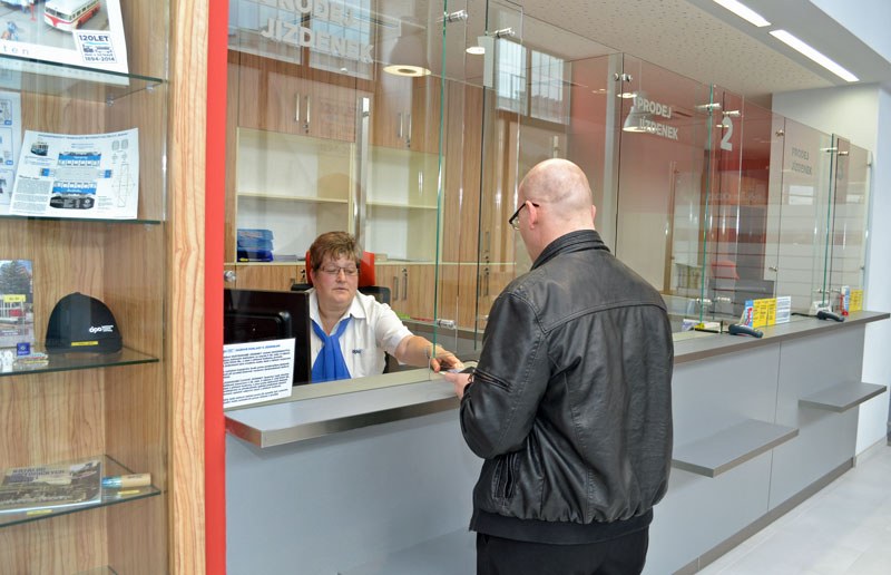 Pro jízdenky přišli první zákazníci.