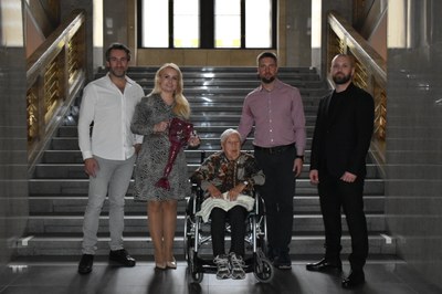 Držitelé Ceny Thálie 2024 si v doprovodu náměstkyně primátora Lucie Baránkové Vilamové prohlédli také foyer Nové radnice. Foto: MMO