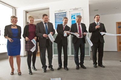 Na snímku přestřižení pásky při slavnostním otevření Duhového domu. Foto: Jiří Zerzoň