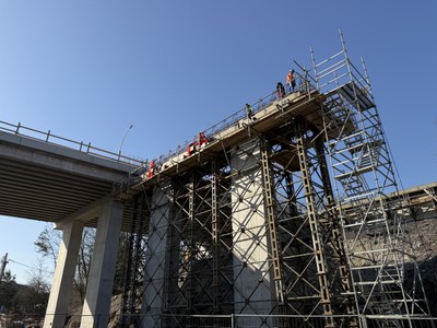 Aktuální stav prací u mostu přes Polaneckou ulici ve Svinově, kde budou dělníci za několik dní montovat betonové nosníky. Foto MMO.