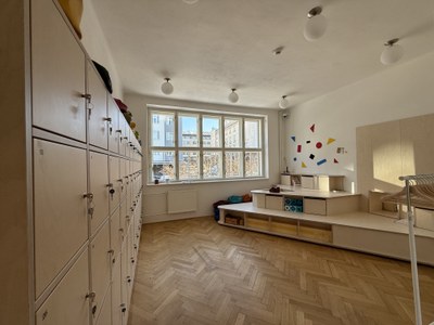 Vydařená rekonstrukce Domu umění přinesla také dětskou zónu, vybavenou šatnou. Foto: Magdalena Staňková