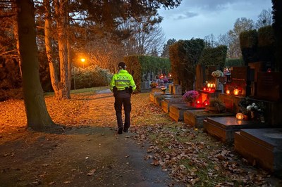 Strážnice Městské policie Ostrava večerní obchůzce hřbitovem. Foto: MPO