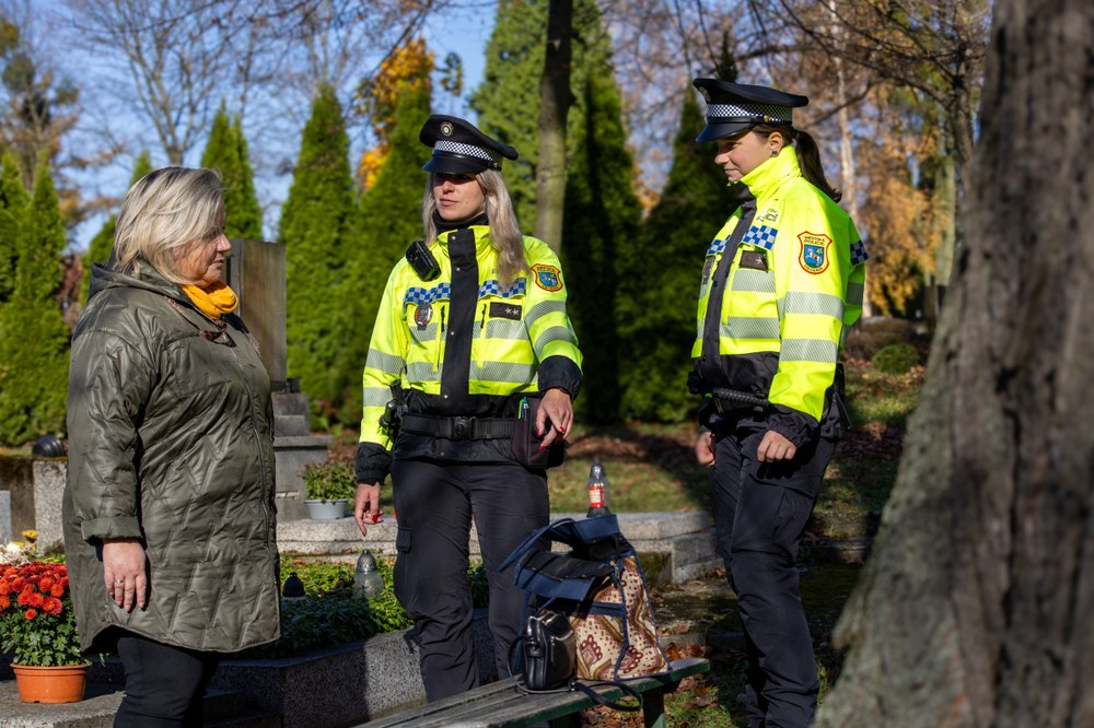 Hlídka městské policie v rozhovoru s návštěvnicí hřbitova. Foto: MMO Hlídka městské policie v rozhovoru s návštěvnicí hřbitova. Foto: MMO