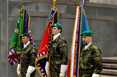 Defilé vojenských praporů u památníku v Komenského sadech. Foto: J. Urban