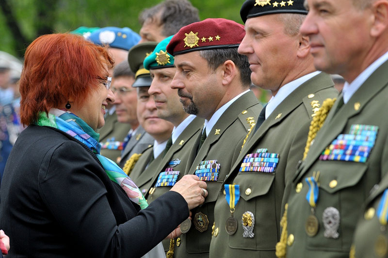 Senátorka M. Horská a vyznamenaní vojáci