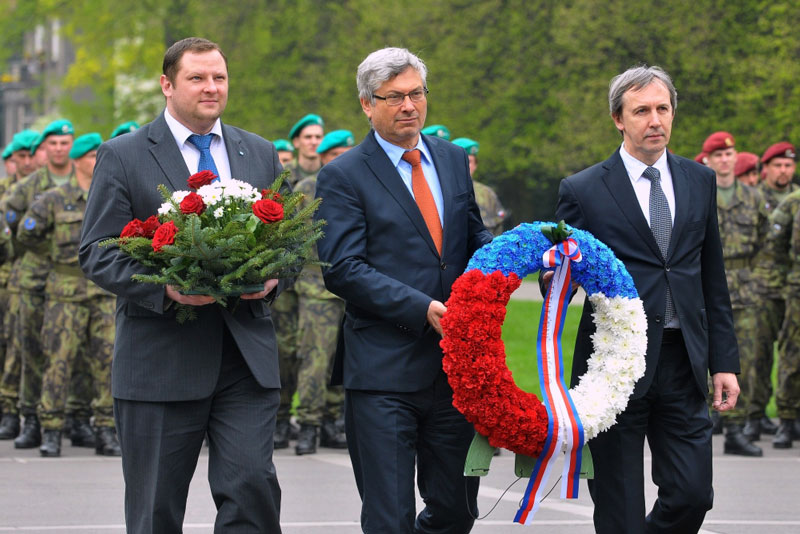 Za město Ostravu (zleva) T. Sucharda, P. Kajnar, J. Hrabina
