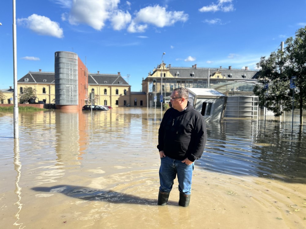 Ostravský primátor Jan Dohnal u povodněmi zasaženého nádraží ve Svinově. Foto: MMO