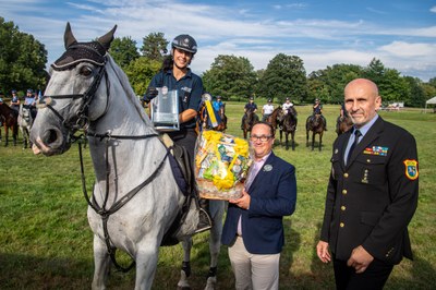 Vítězce Ivaně Missigové pogratuloval také ostravský primátor Jan Dohnal. Foto: MPO