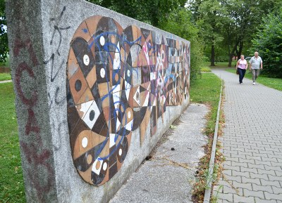 Keramická plastika Příroda v parčíku za porubským Mephacentrem. Foto: René Stejskal