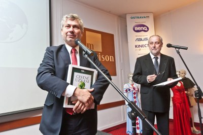 Foto: Primátor Petr Kajnar s oceněním pro město Ostravu