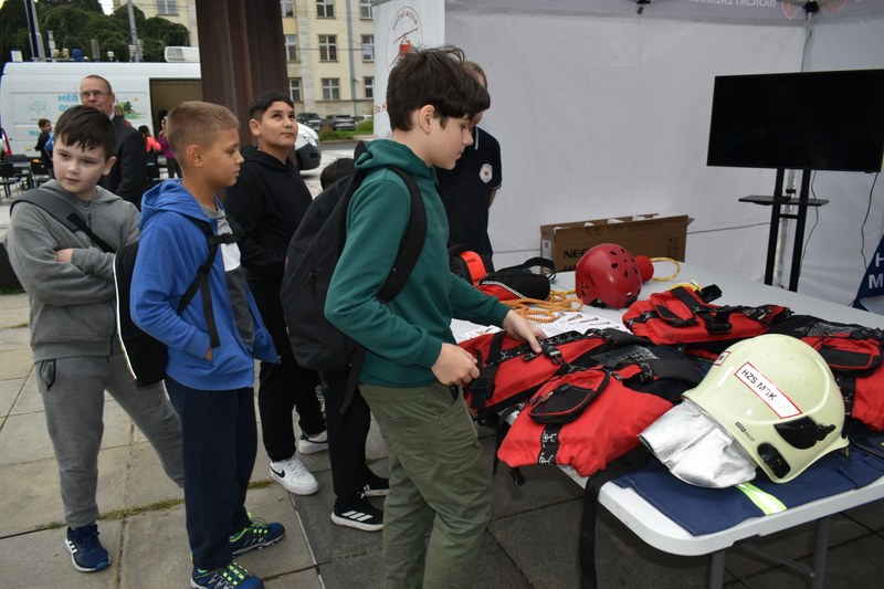 Stánek hasičů budil velký zájem