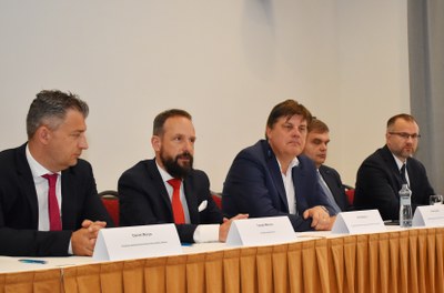 Z podpisu smlouvy o odkupu 100% podílu v Ekova Electric. Za město se ho zúčastnil primátor Tomáš Macura. Foto: René Stejskal