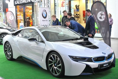 Hybridní BMW i8 patří mezi vyhledávané exponáty výstavy Elektrokrásky ve Foru Nová Karolina.  Foto: J. Urban