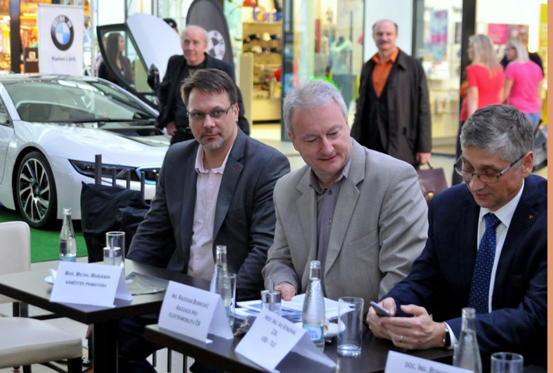 Na vernisáži: (zleva) nám. primátora M. Mariánek, R. Burkovič z AE ČR a rektor VŠB I. Vondrák.